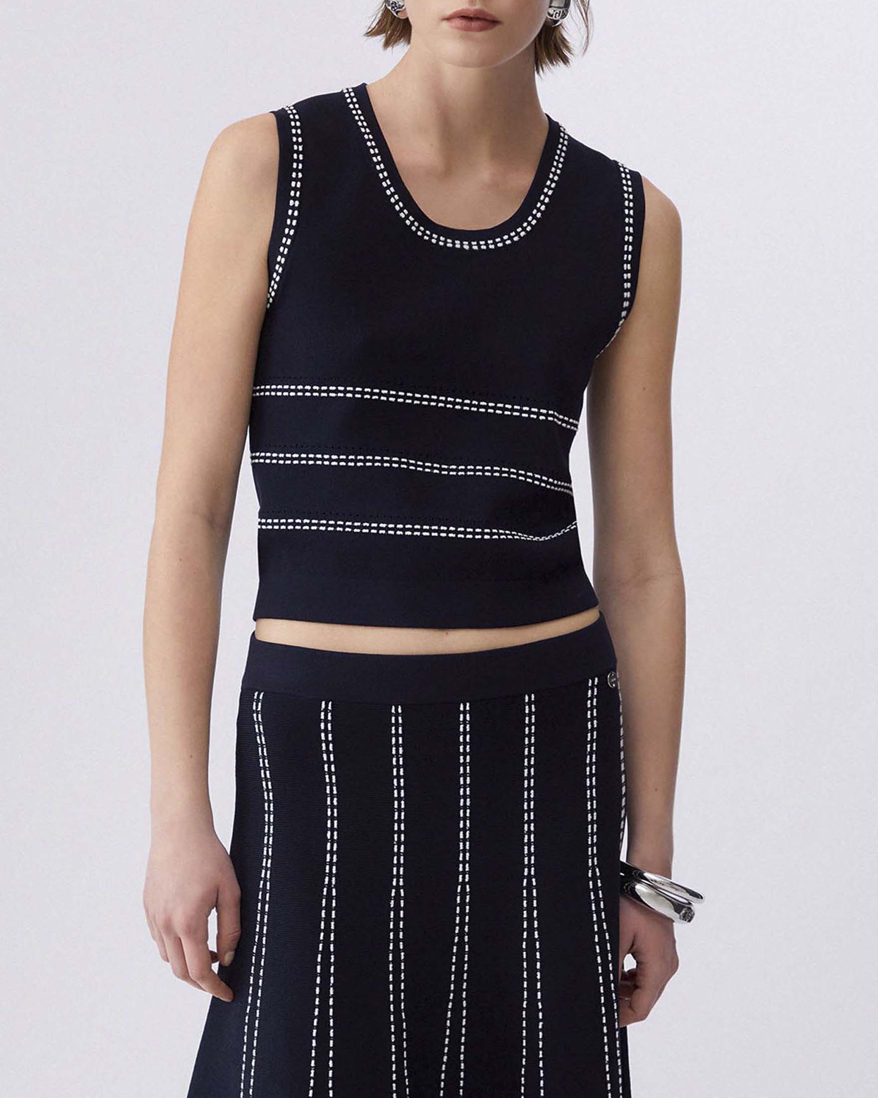 Maglia blu Liu Jo senza maniche in maglia di misto viscosa con impunture a contrasto image