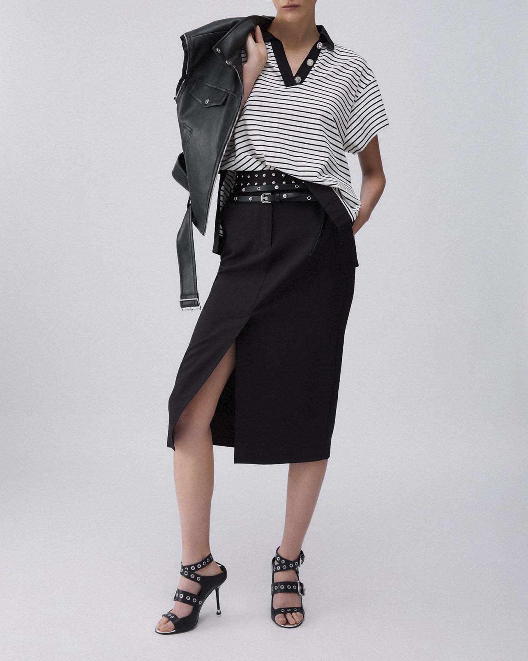 T-shirt Liu Jo a righe bianche e nere in cotone elasticizzato con scollo a V e bottoni gioiello