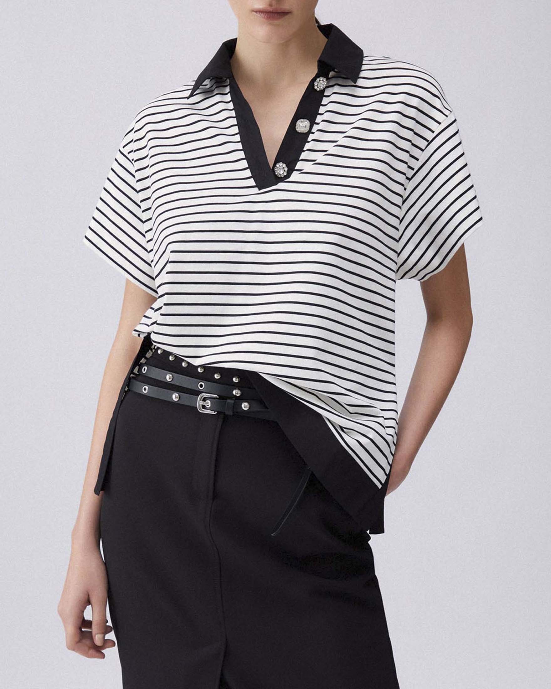 T-shirt Liu Jo a righe bianche e nere in cotone elasticizzato con scollo a V e bottoni gioiello image