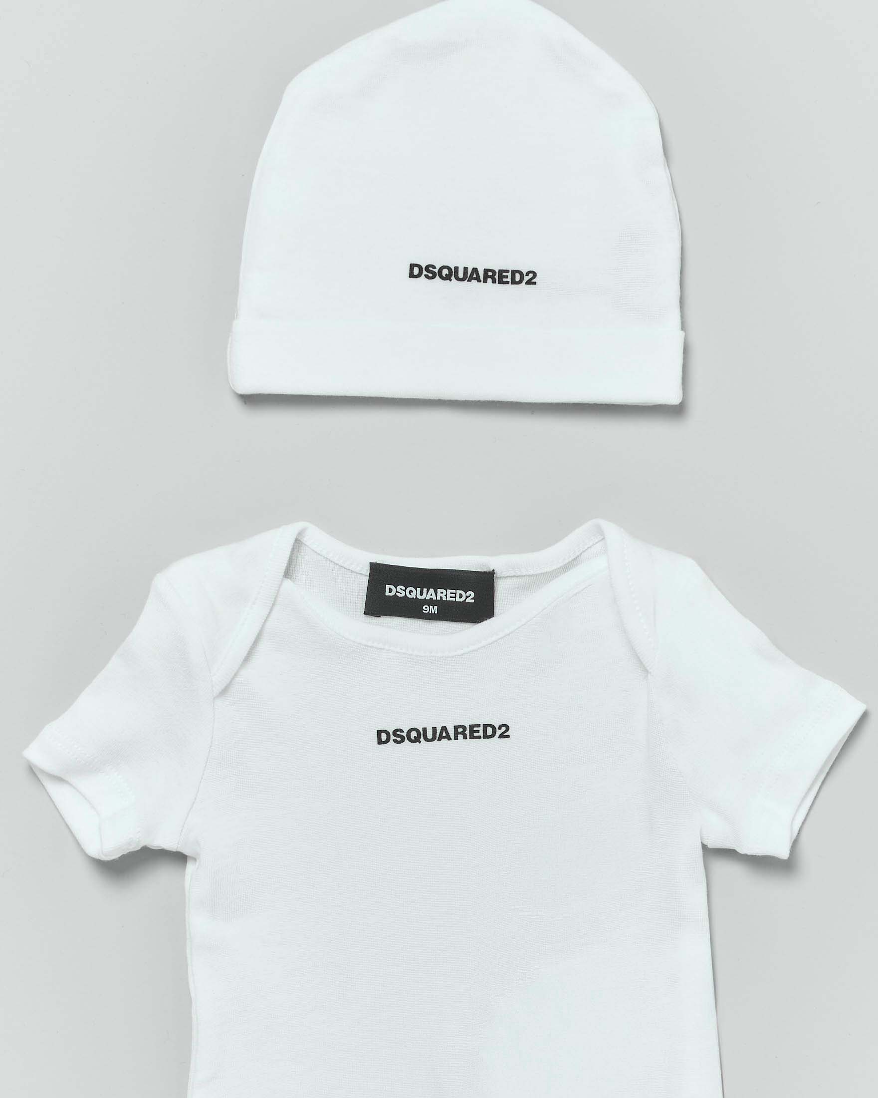 Set tre pezzi Dsquared2 bianco con body bavaglino e berretto image