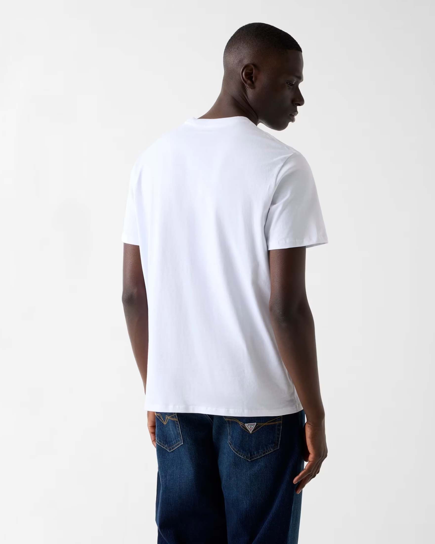 T-shirt Guess bianca in cotone con logo frontale ricamato effetto laminato image