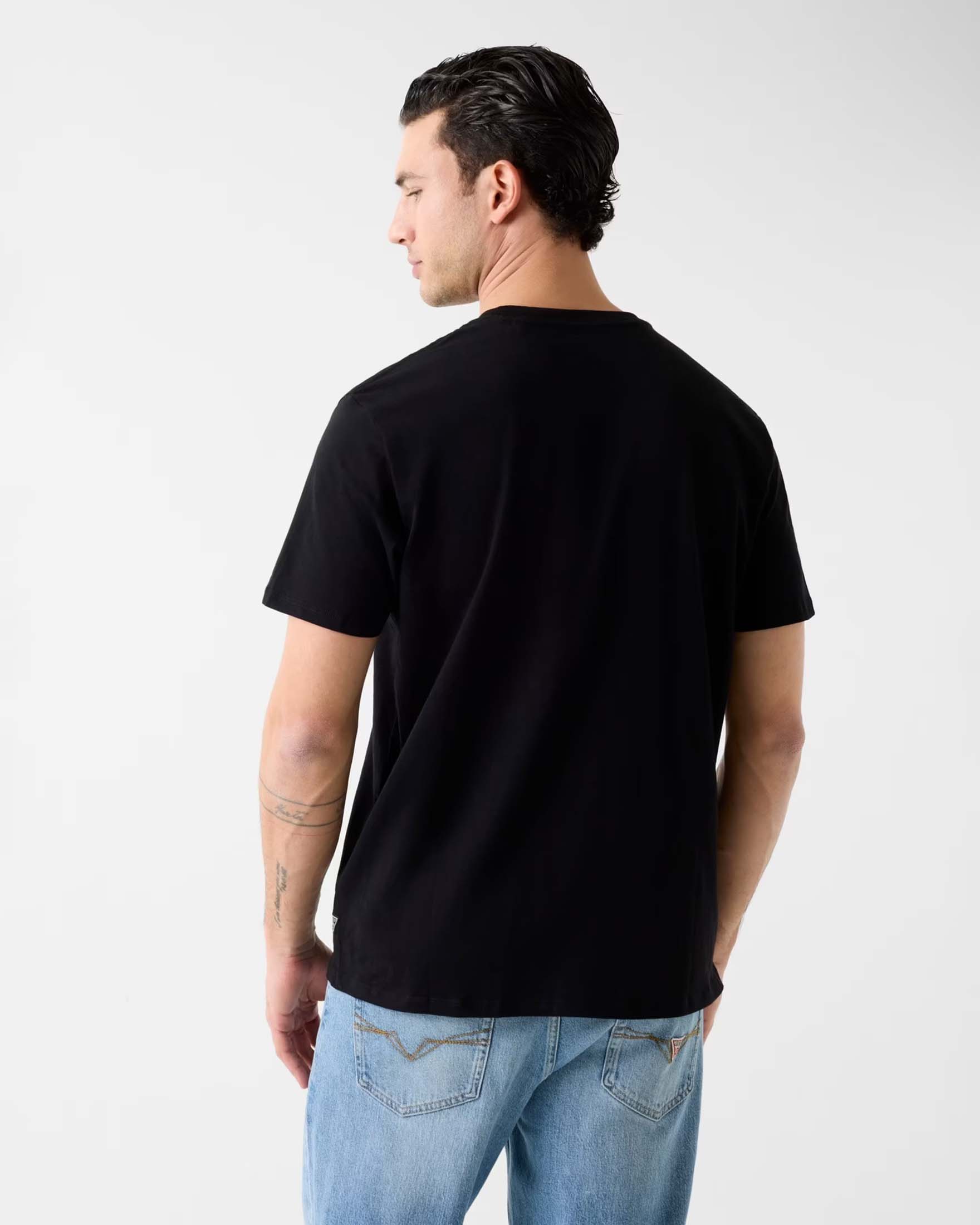 T-shirt Guess nera in cotone con logo frontale ricamato effetto laminato image