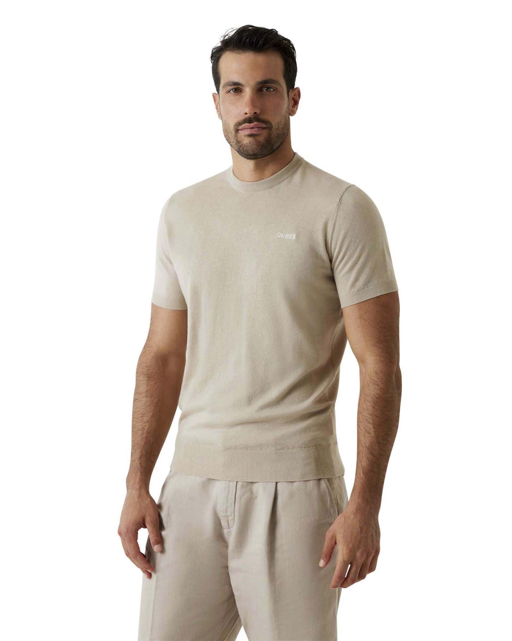 T-shirt Guess beige in maglia di cotone e seta con logo piccolo ricamato sul petto