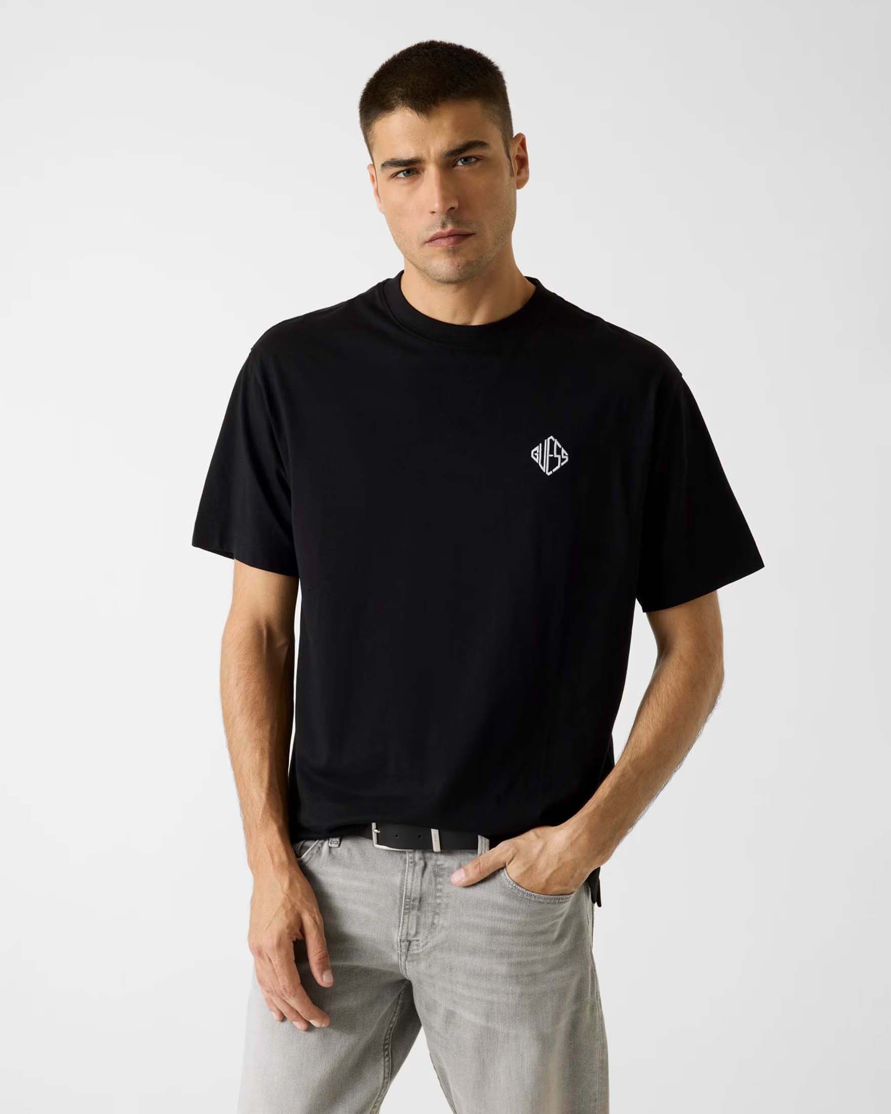 T-shirt Guess nera in cotone con logo piccolo ricamato al petto