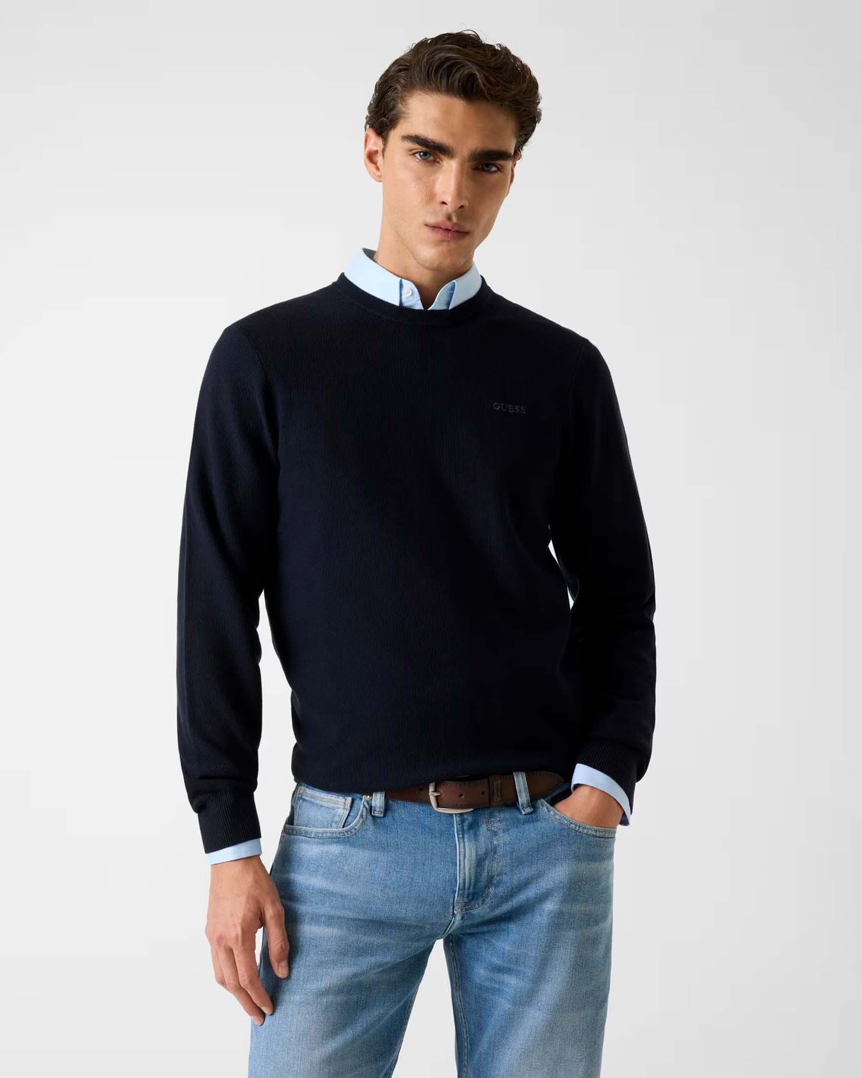 Maglia girocollo Guess blu scuro in misto lyocell con logo ricamato sul petto