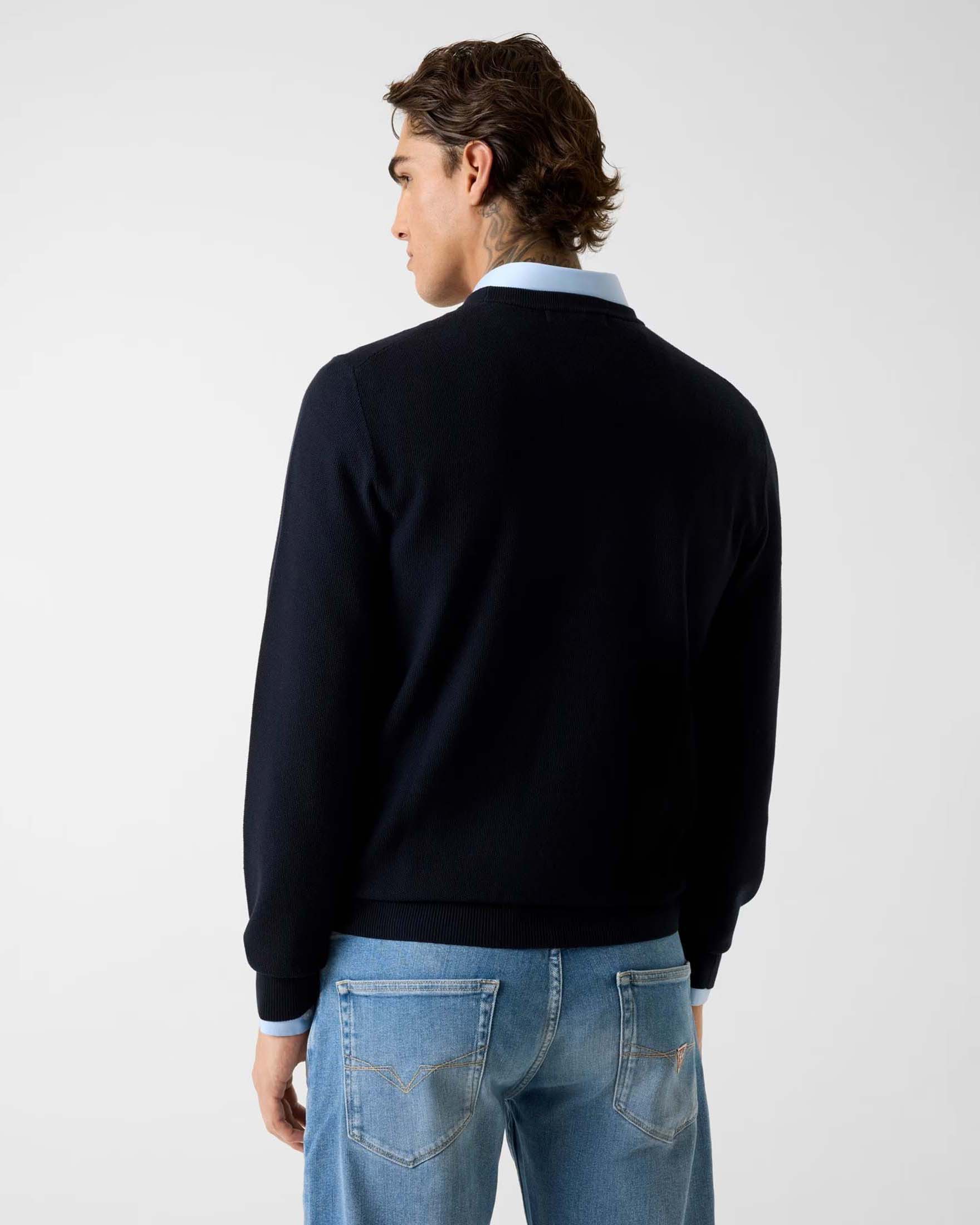 Maglia girocollo Guess blu scuro in misto lyocell con logo ricamato sul petto