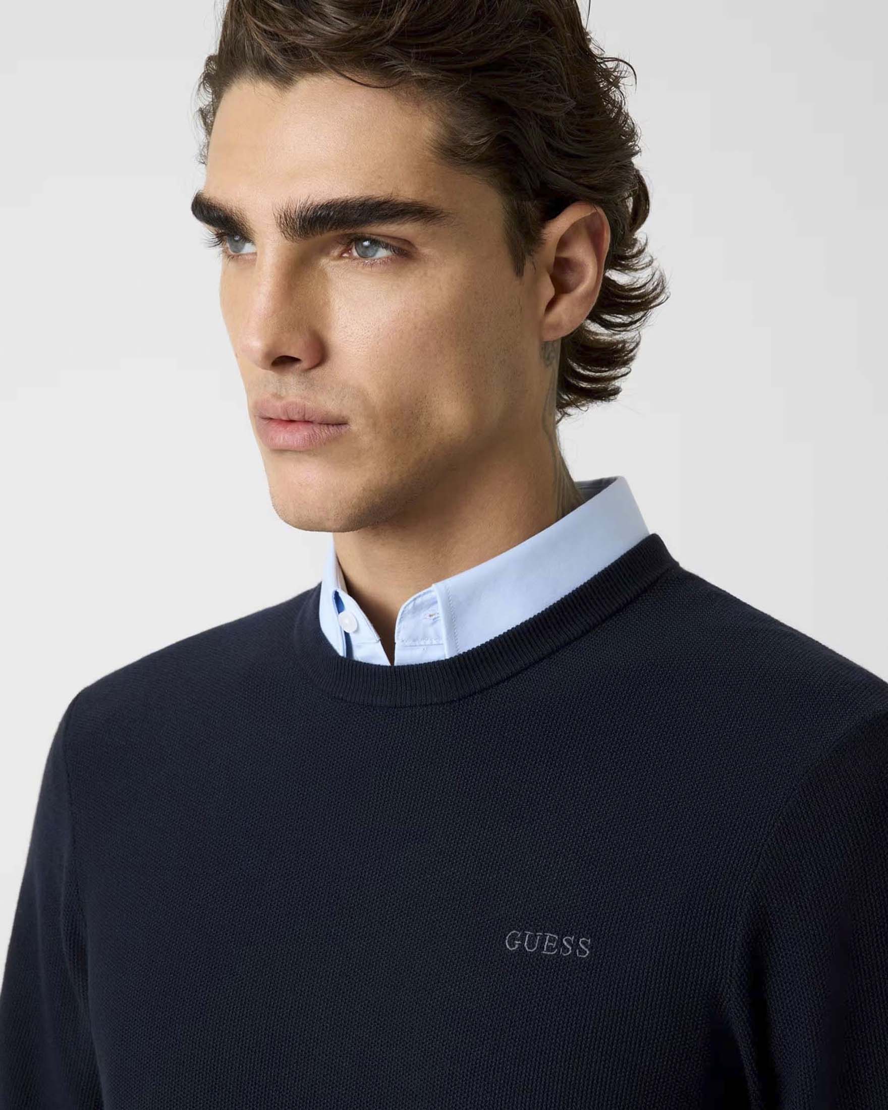 Maglia girocollo Guess blu scuro in misto lyocell con logo ricamato sul petto