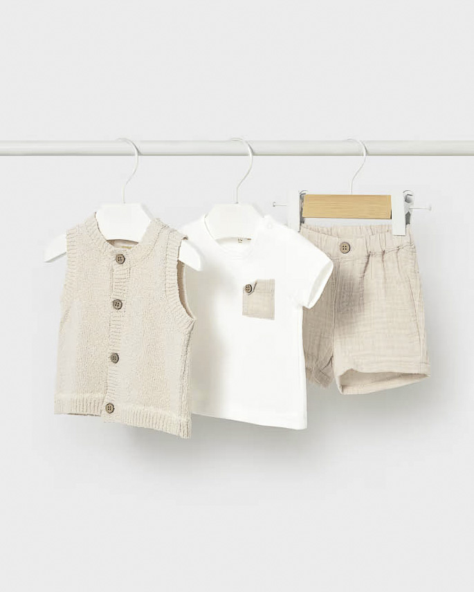 Completo tre pezzi Mayoral con gilet beige in cotone goffrato