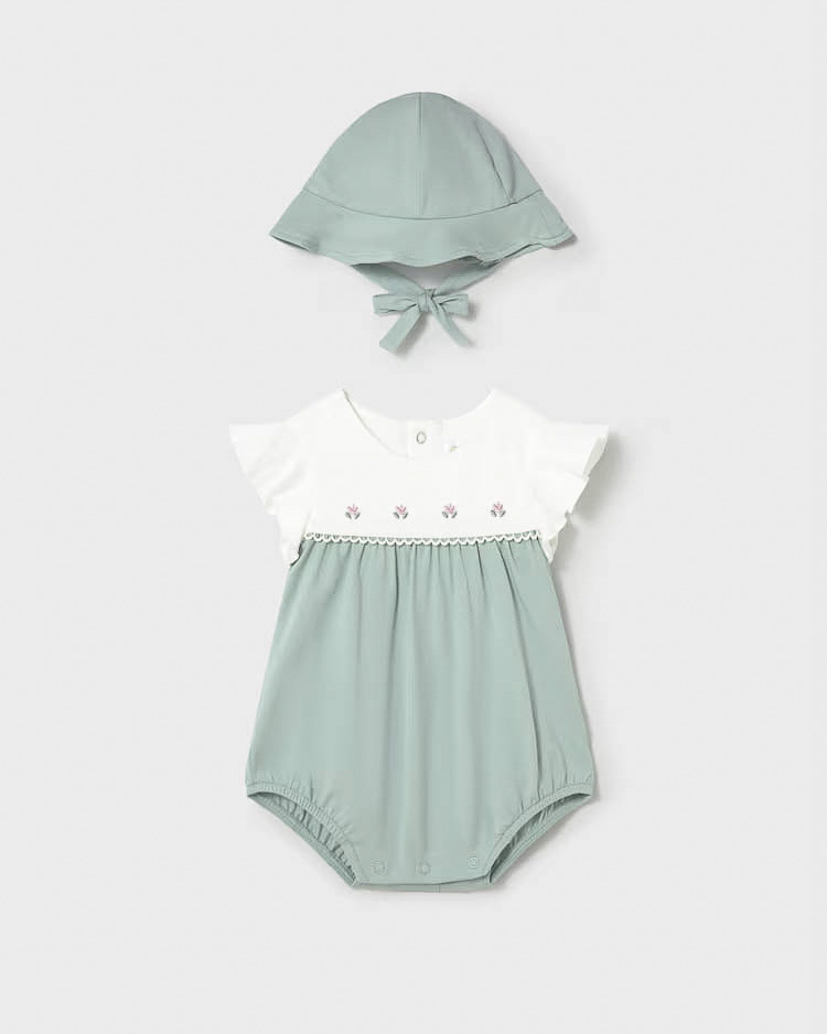 Pagliaccetto Mayoral bianco e verde salvia con cappellino