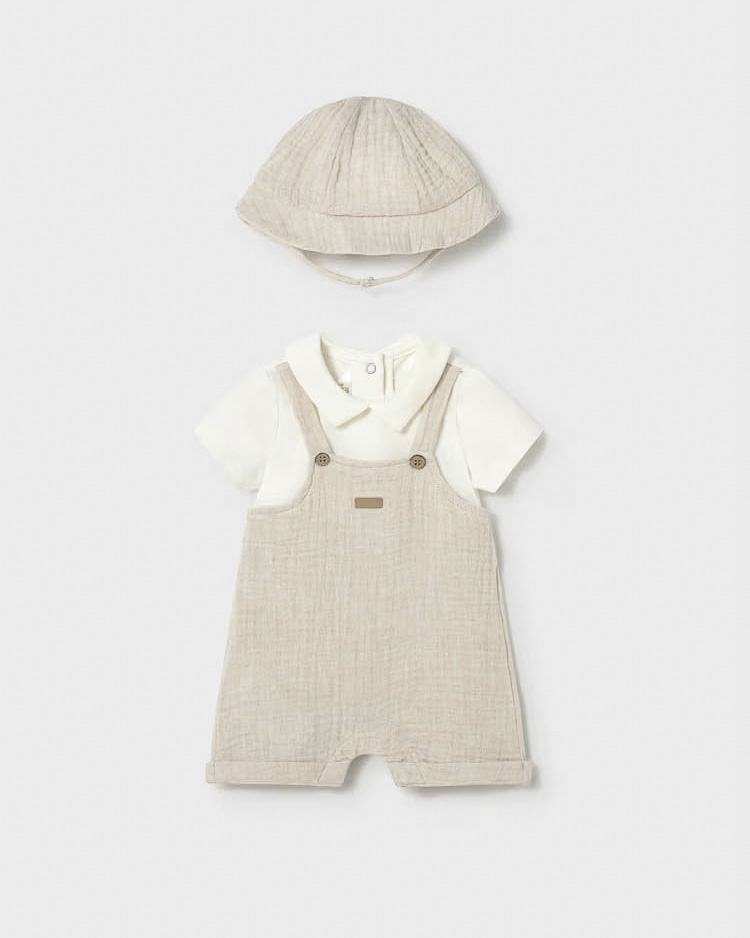 Salopette Mayoral in cotone goffrato beige e cappellino