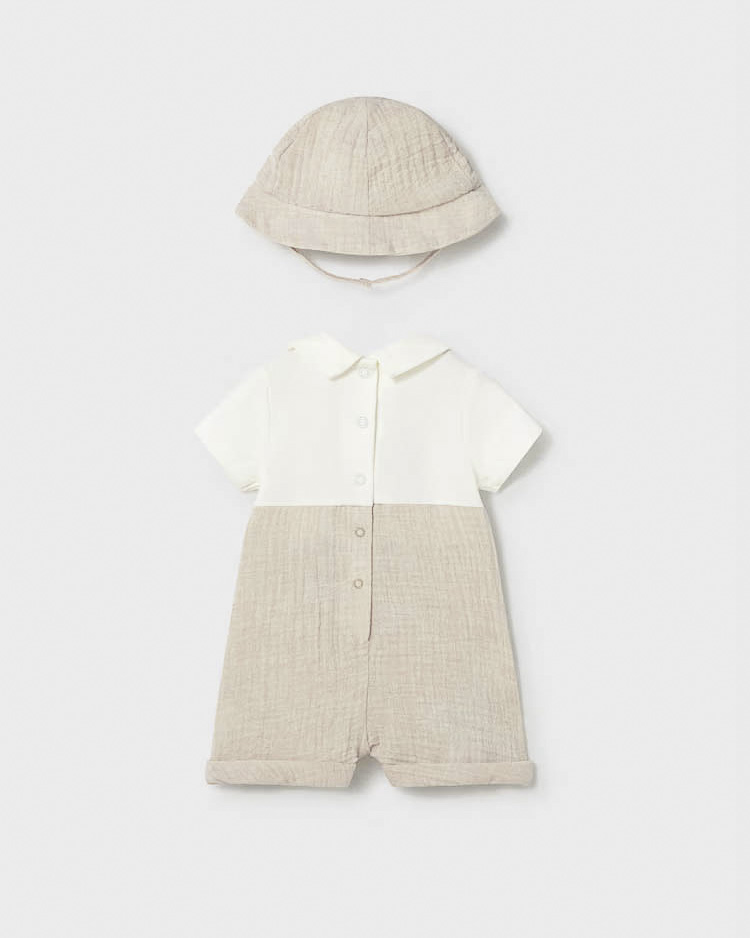 Salopette Mayoral in cotone goffrato beige e cappellino image