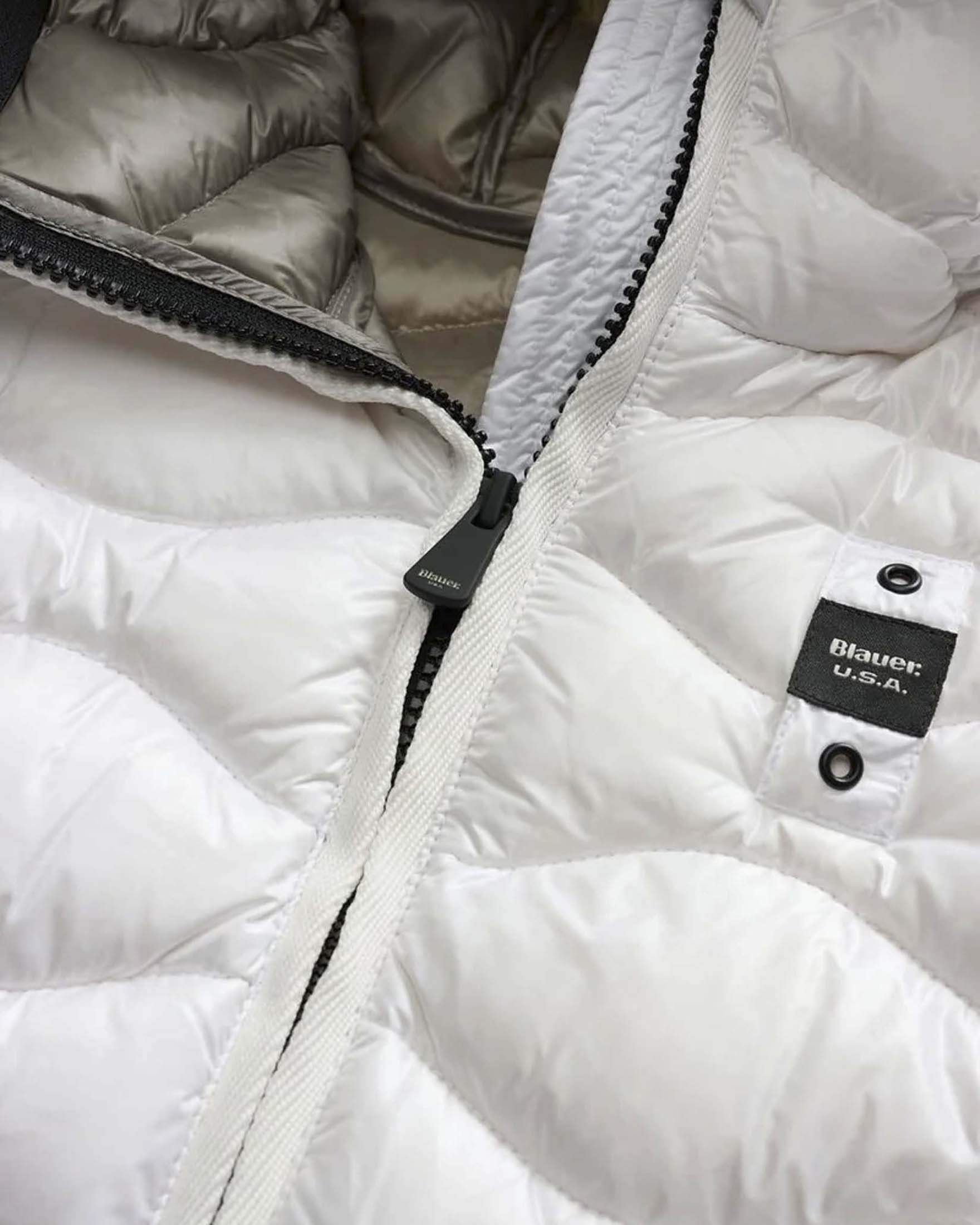 Piumino Lowell Blauer bianco in nylon trapuntato con cappuccio e patch scudo con strass image