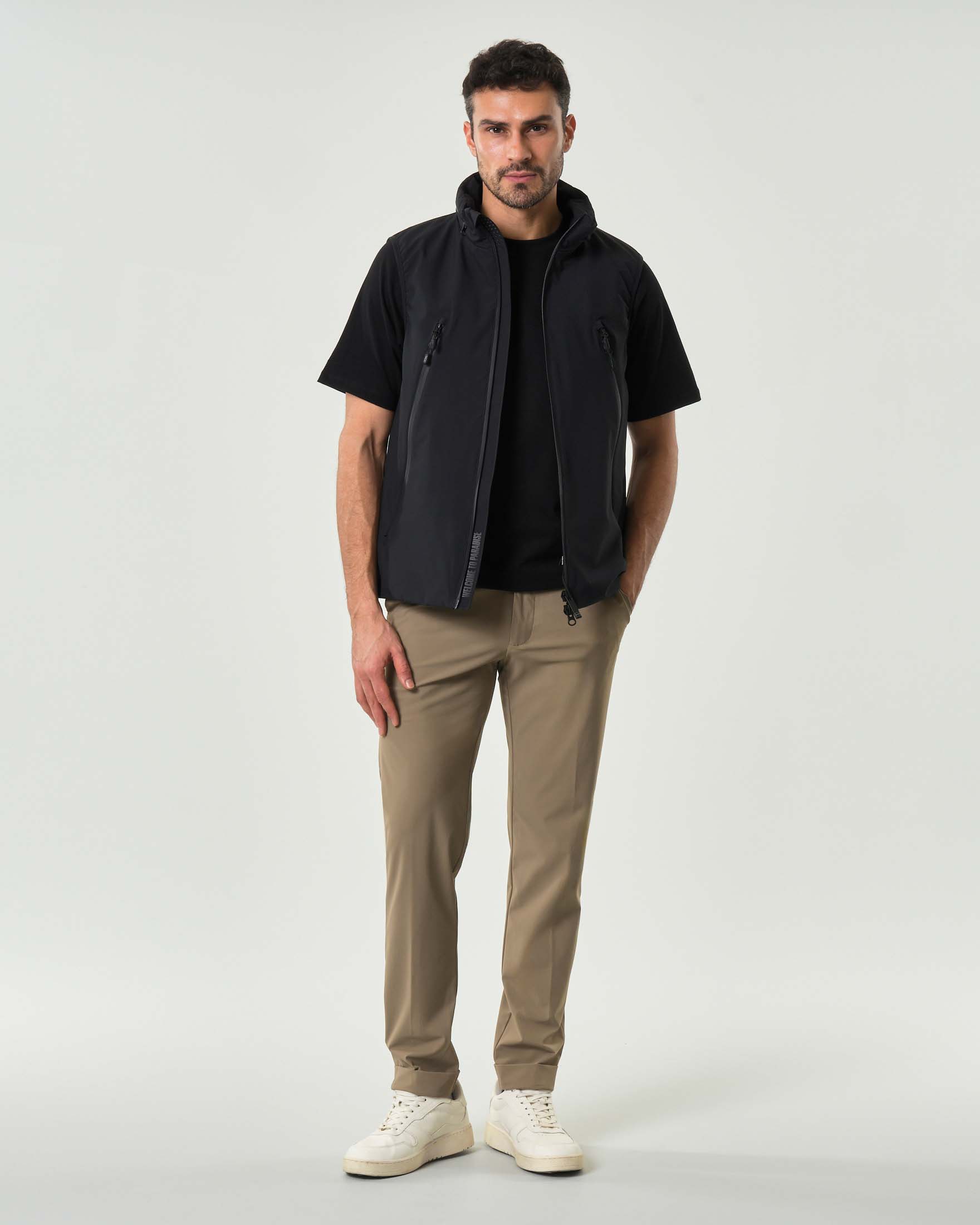 Gilet nero Vesty Outhere in tessuto tecnico impermeabile con cappuccio estraibile image