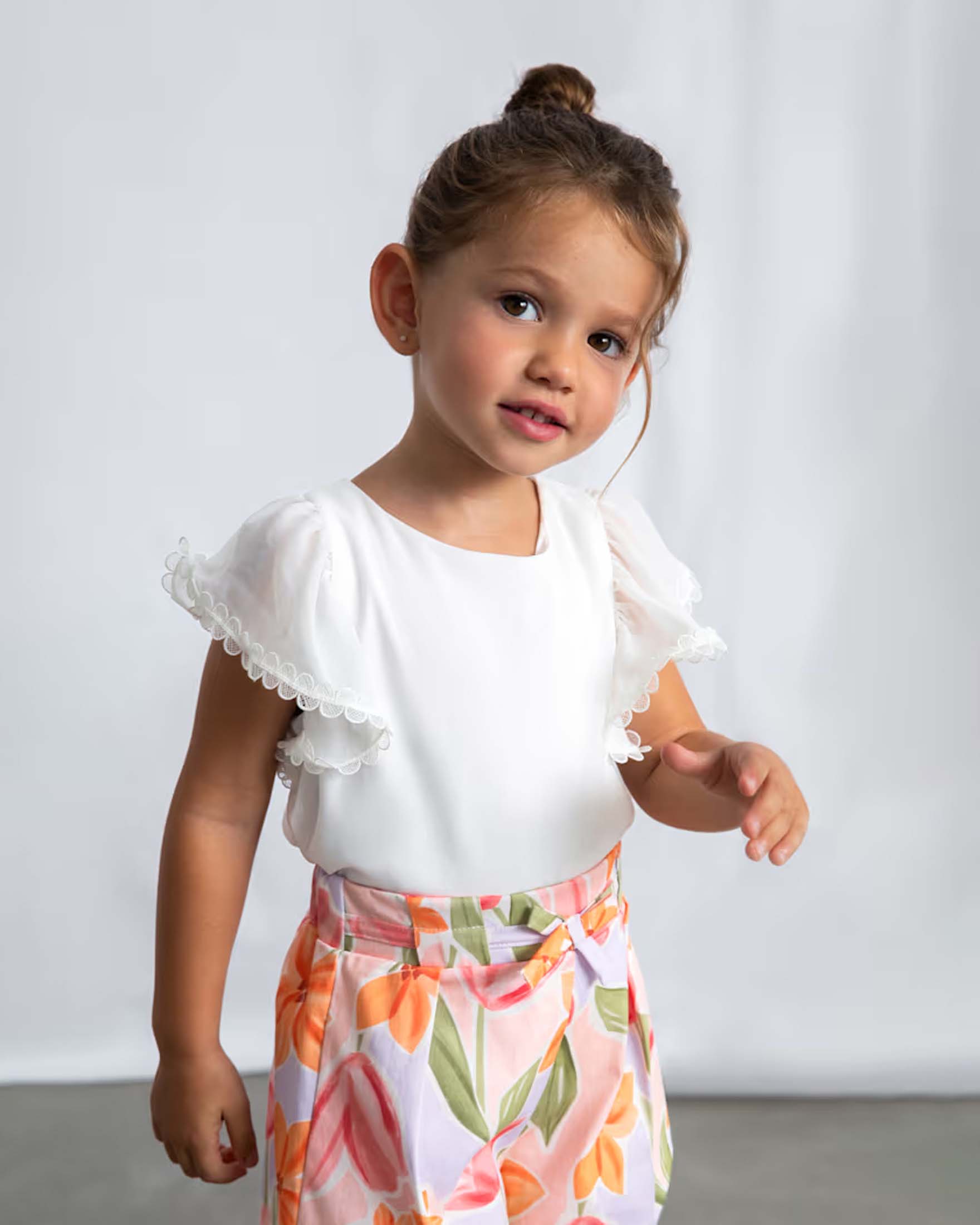 Camicia bianca con maniche alette in tessuto leggero