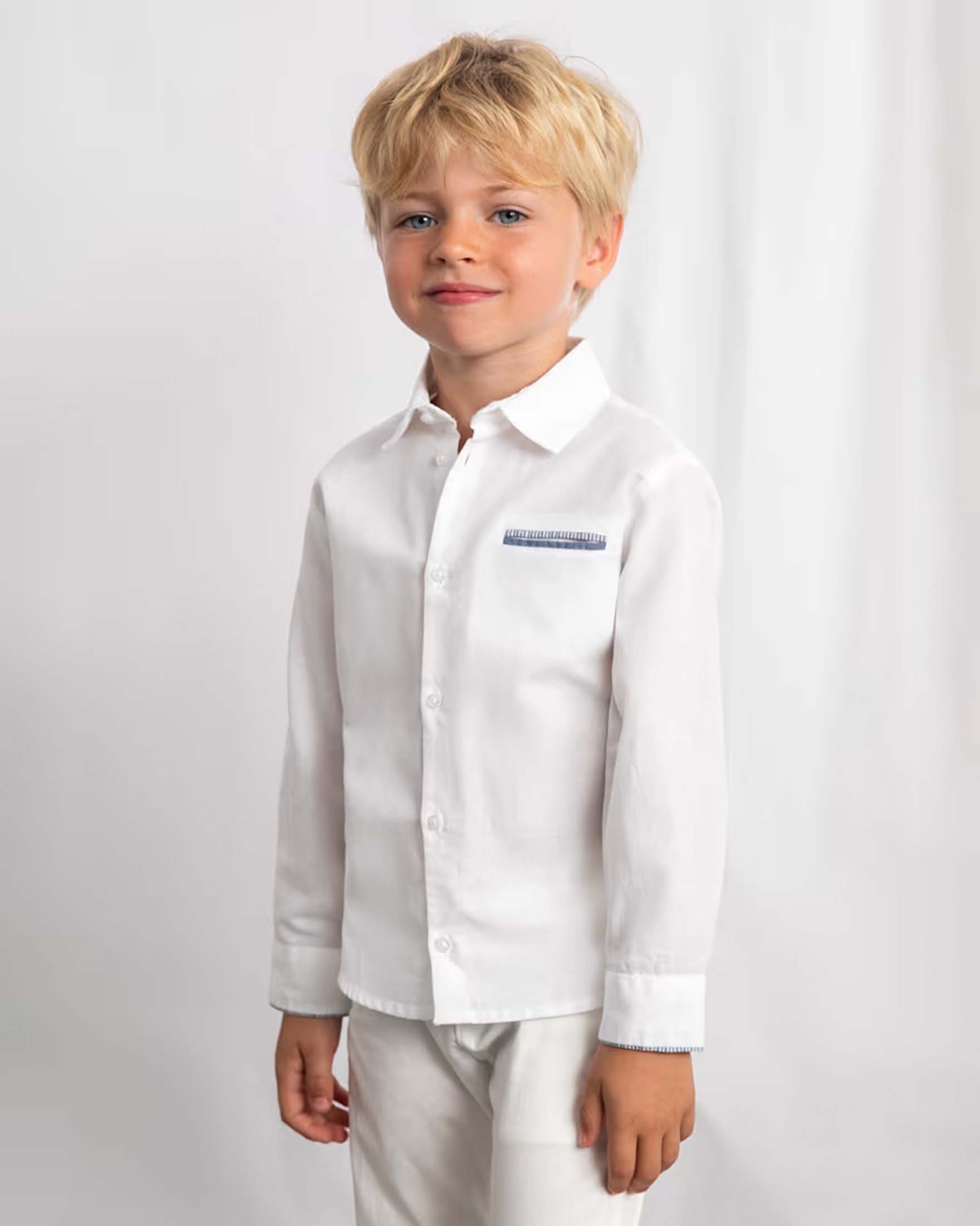 Camicia Mayoral bianca in misto lino con taschino e dettagli a contrasto