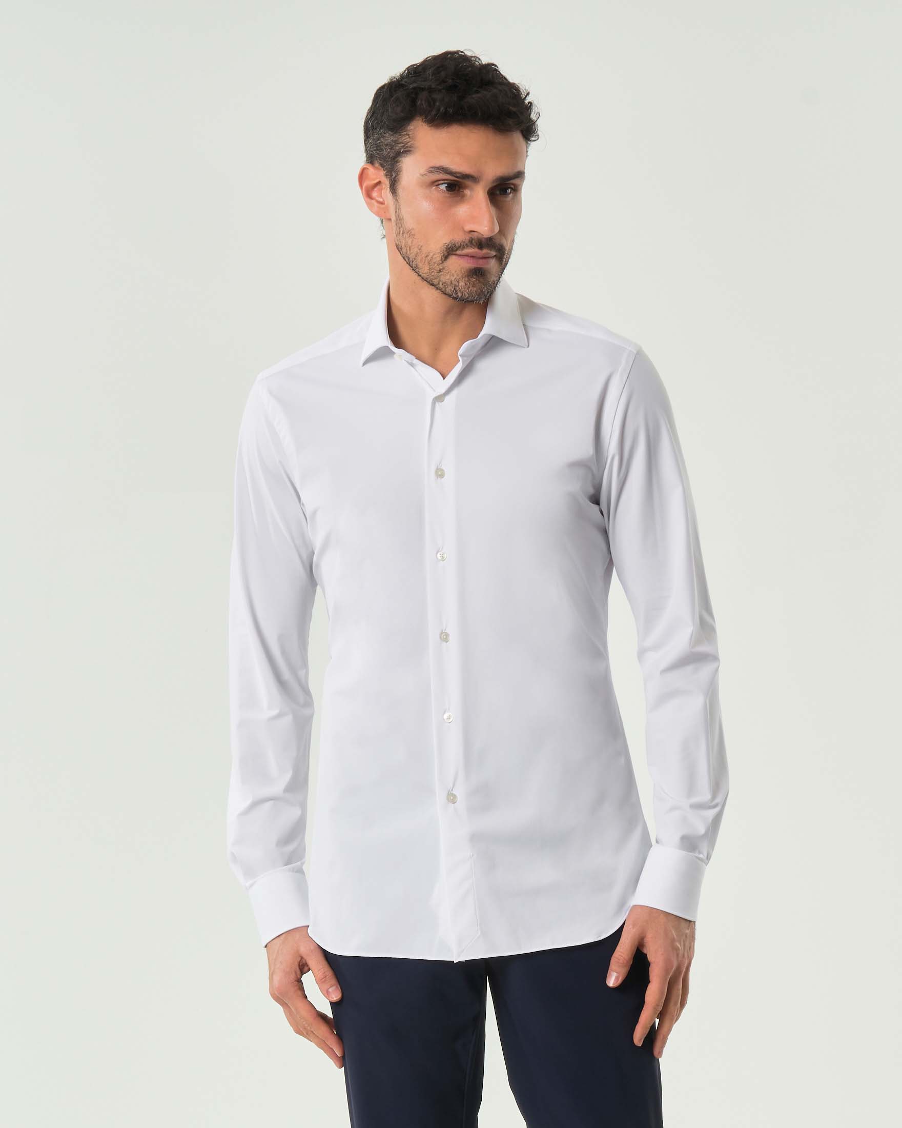 Camicia bianca tinta unita in tessuto tecnico active tailor fit
