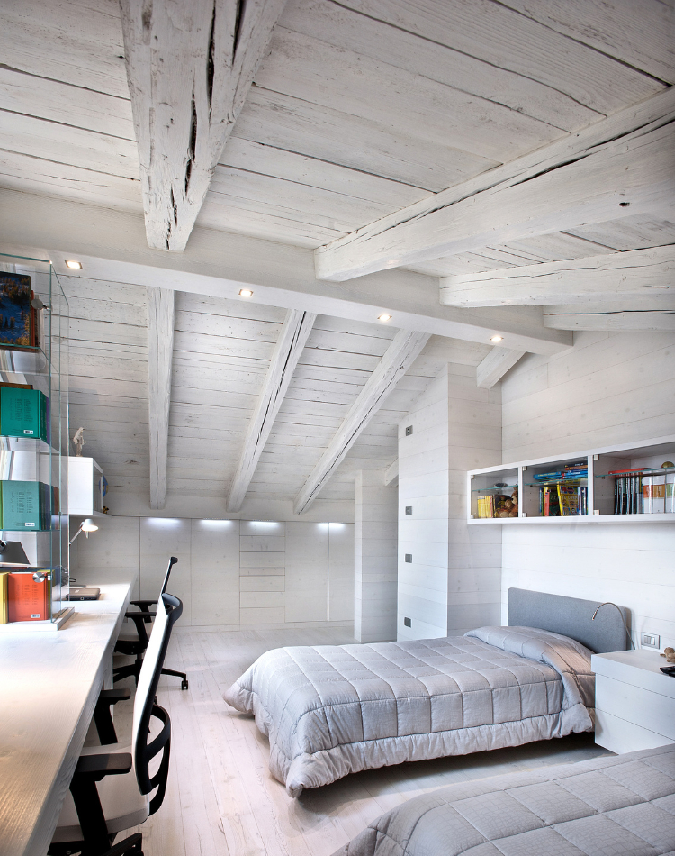 mansarda con soffitti e travi in legno larice chiaro