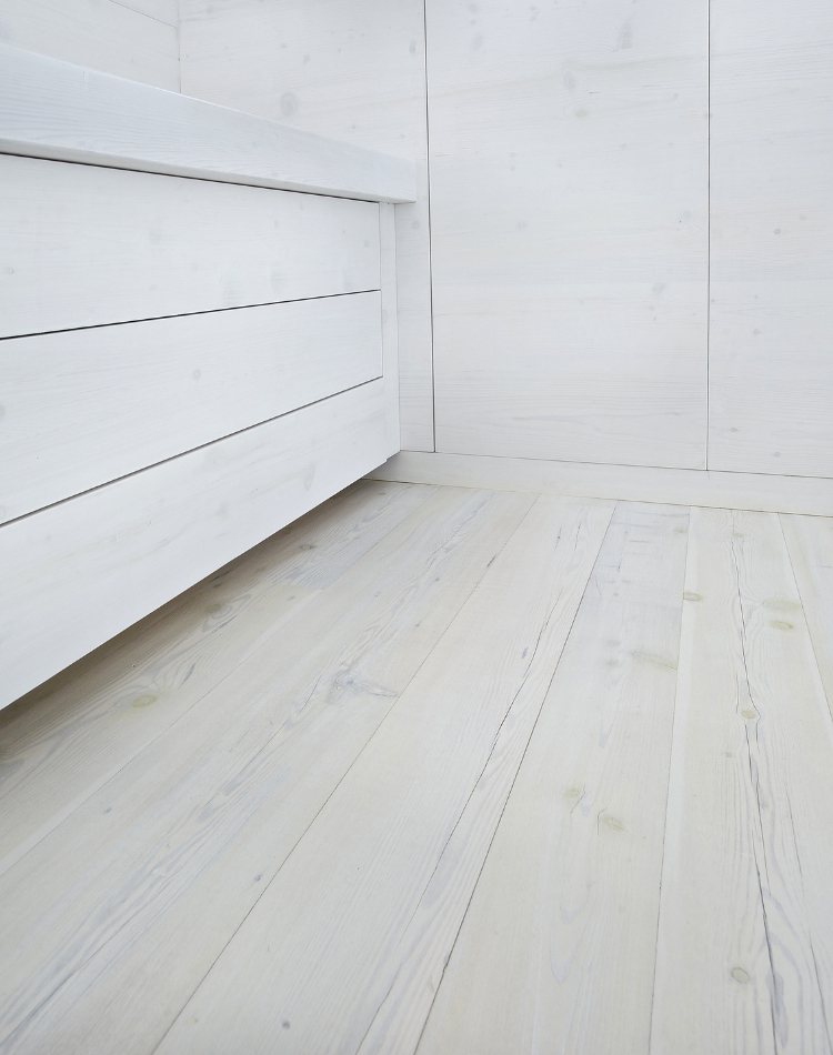 mobili camera su misura in legno larice sbiancato