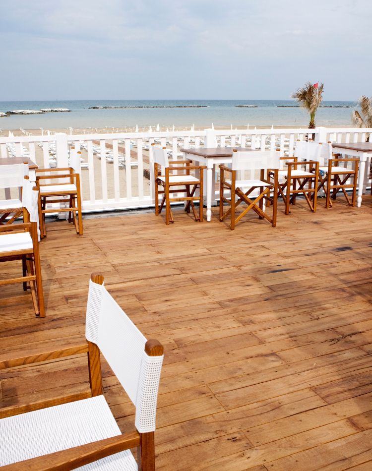 decking esterno e sedie in legno su misura