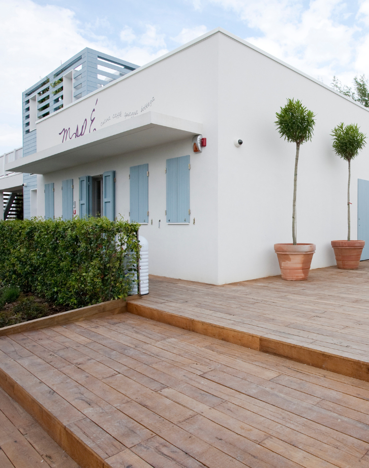 decking esterno con gradini in legno