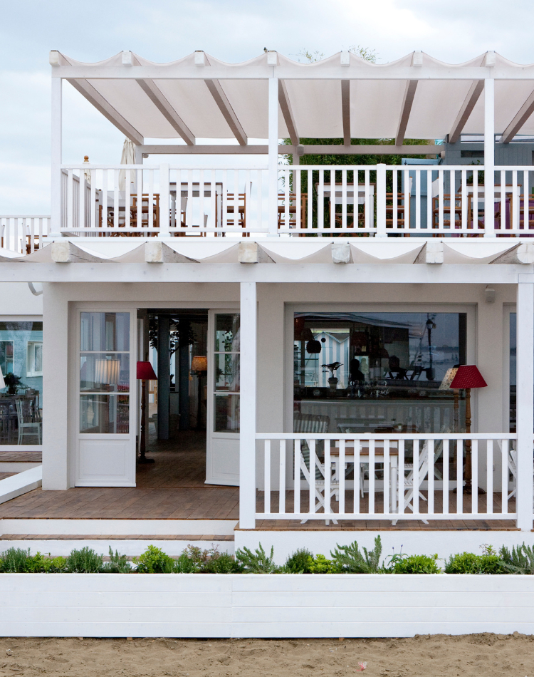 ristorante e terrazze in legno verniciato bianco