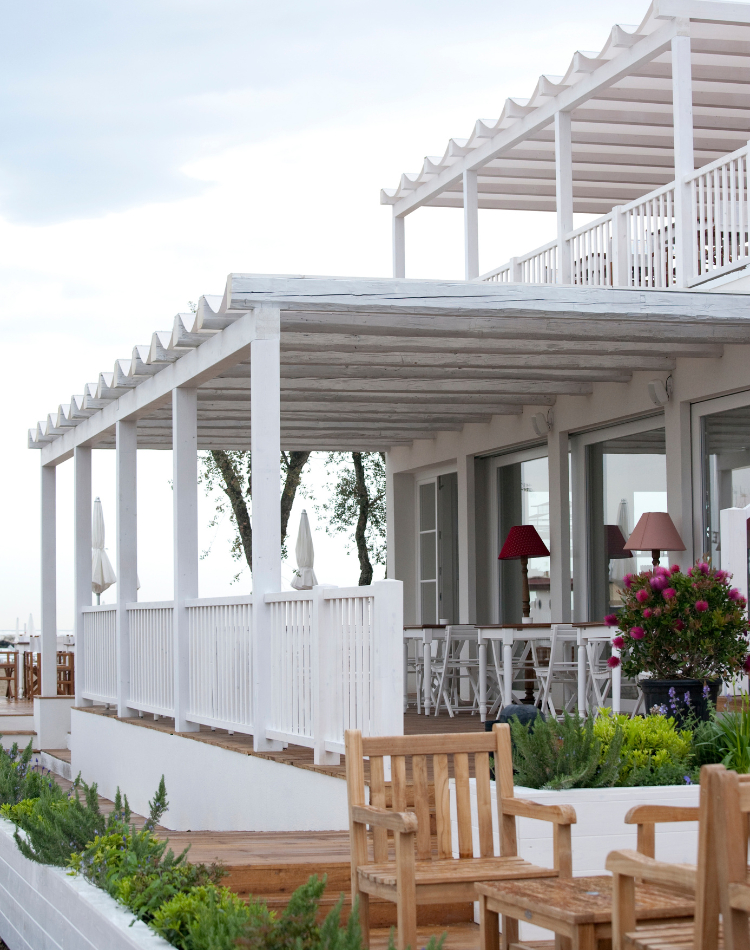 pergolato esterno e terrazze in legno bianco