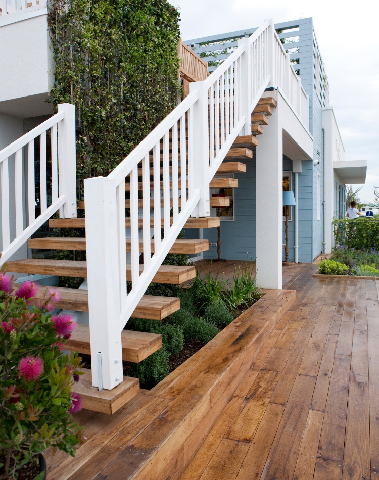 scala esterna in legno con gradini sospesi