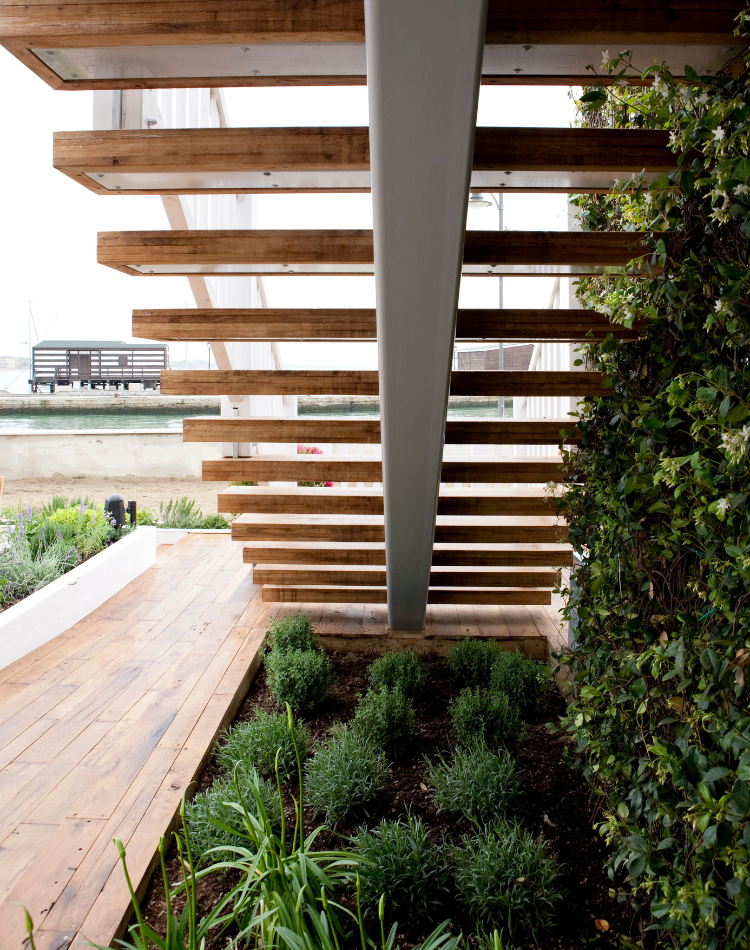 scalinata in legno con struttura in acciaio