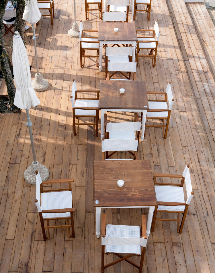 decking esterno con tavolini in legno