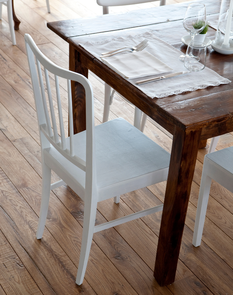 tavolo in legno e sedie su misura