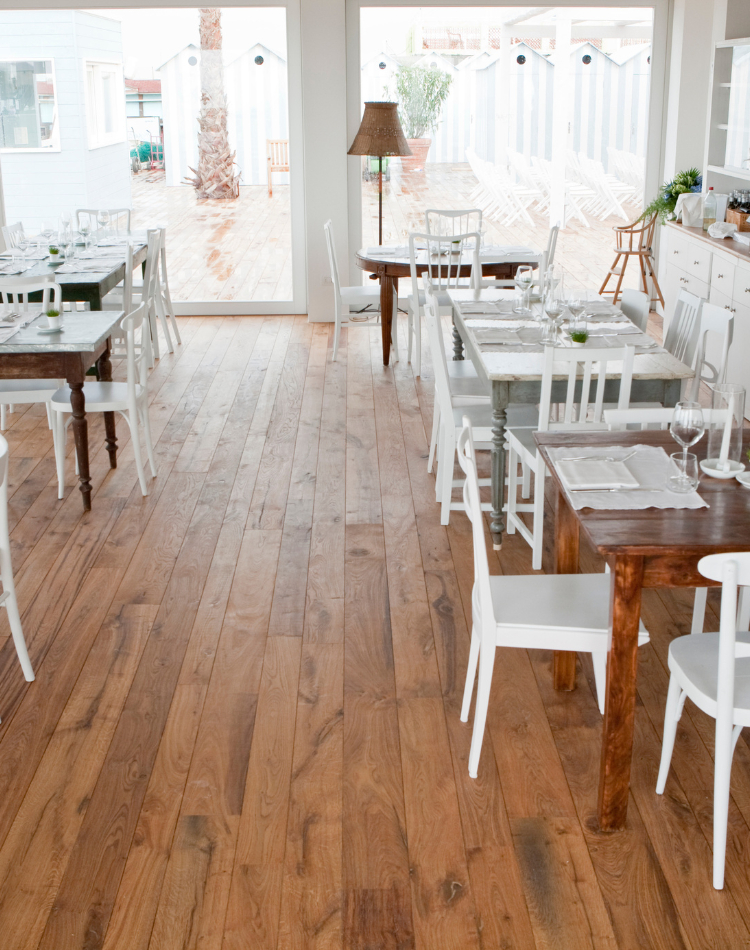 sala da pranzo ristorante con parquet in legno