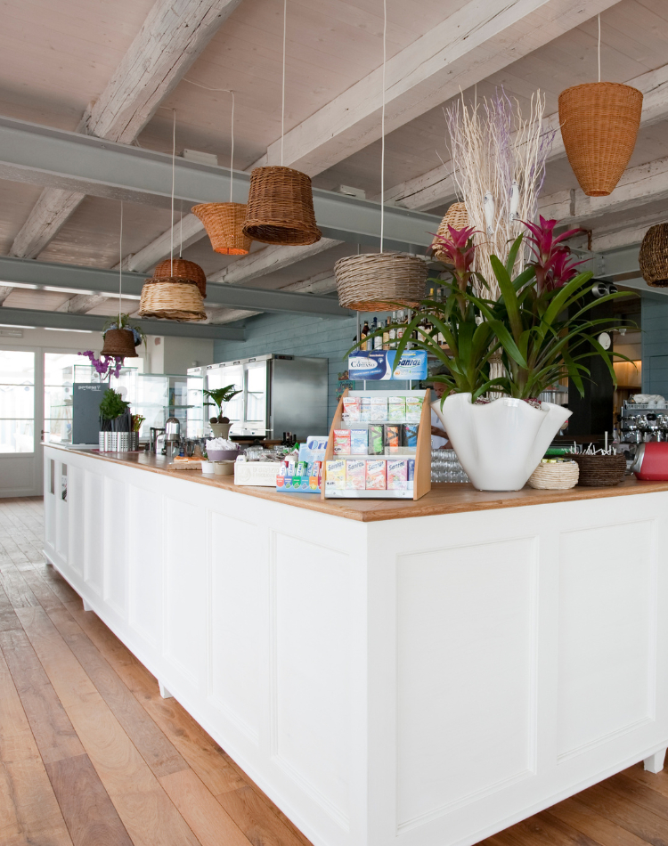 bancone bar in legno verniciato bianco