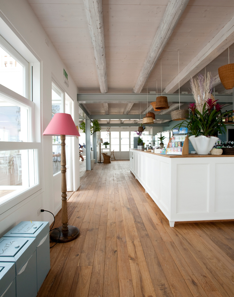 bar con soffitti e travi in legno sbiancato