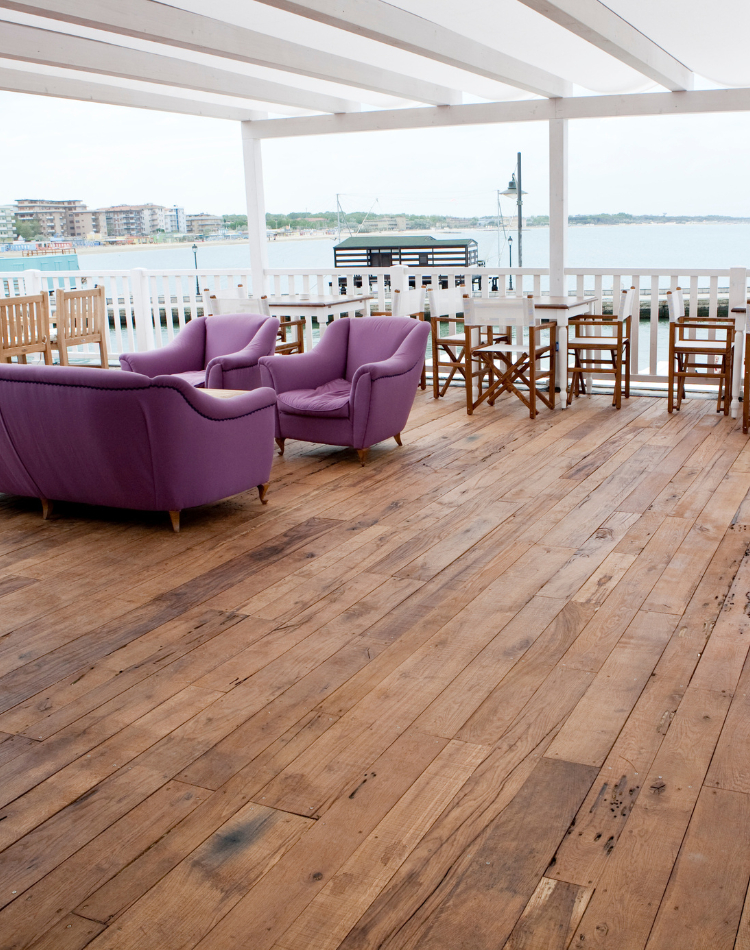 pavimentazione esterna in legno resistente all'acqua