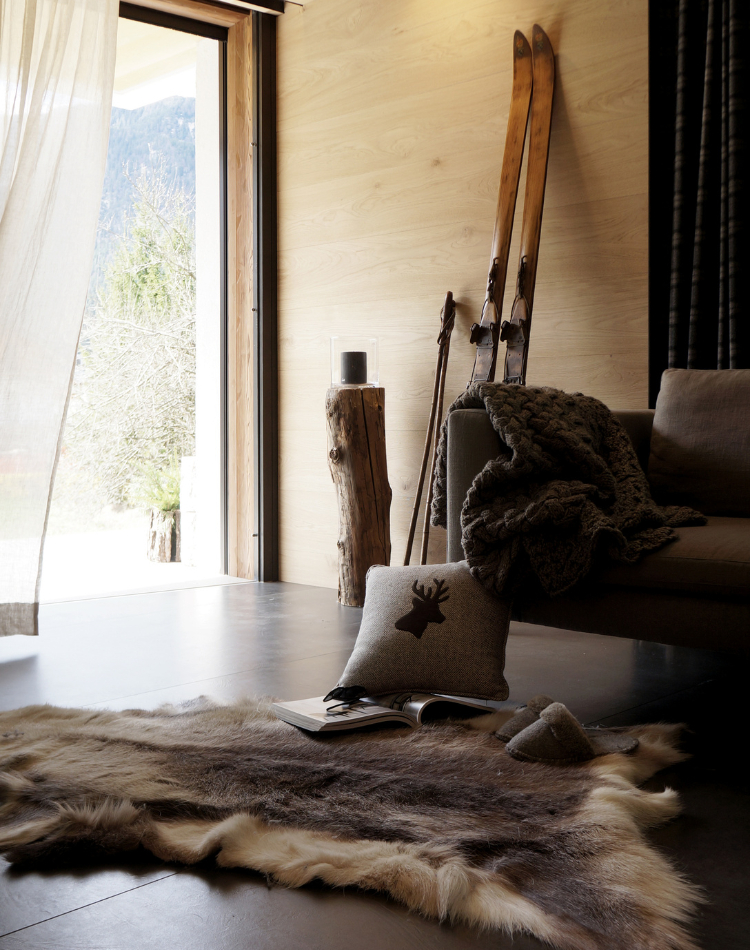 salotto con boiserie in legno di rovere antico 