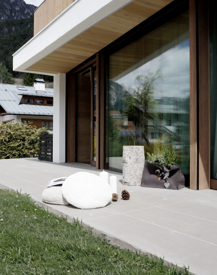 casa di montagna con terrazze in legno