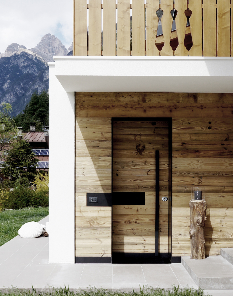 ingresso con boiserie in legno di rovere