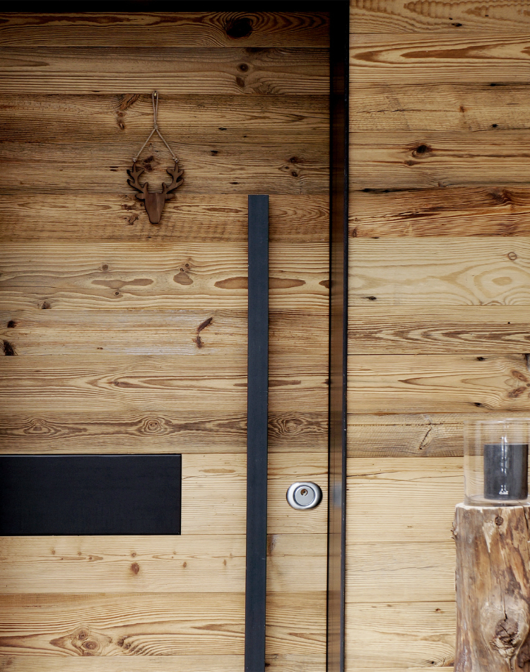 porta a scomparsa integrata nei rivestimenti in legno