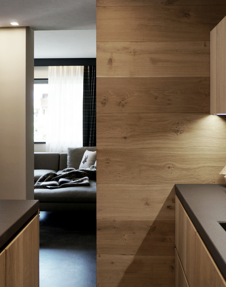 cucina con mobili su misura in legno di rovere antico