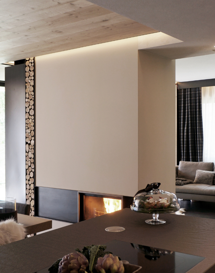 salotto con boiserie e soffitti in legno rovere