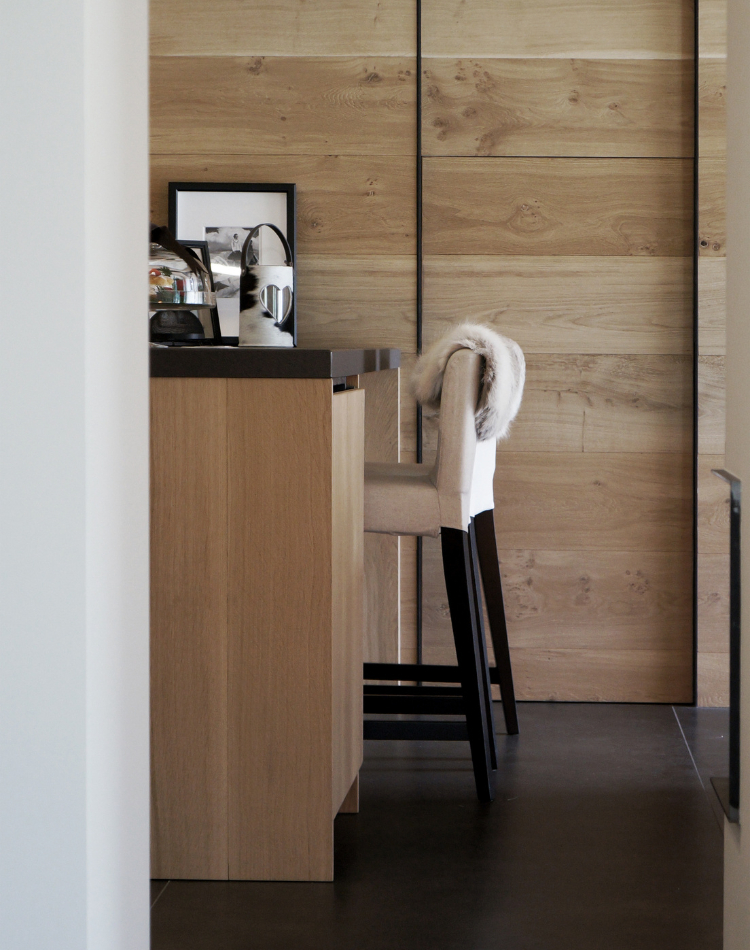 studio con boiserie e mobili in legno su misura