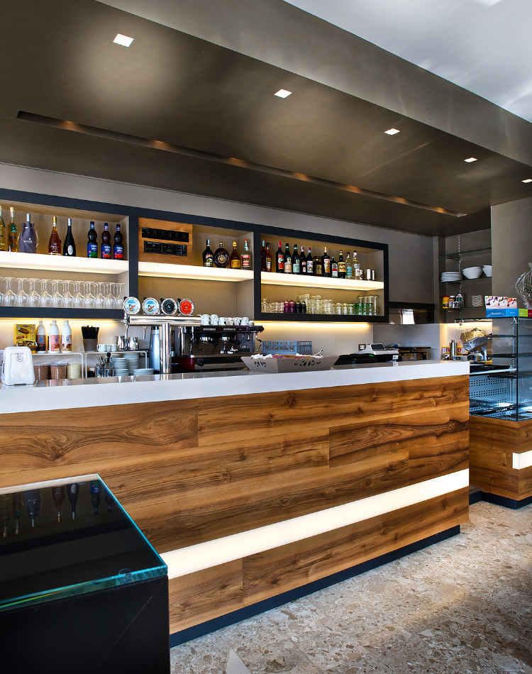 bancone del bar su misura in legno noce 