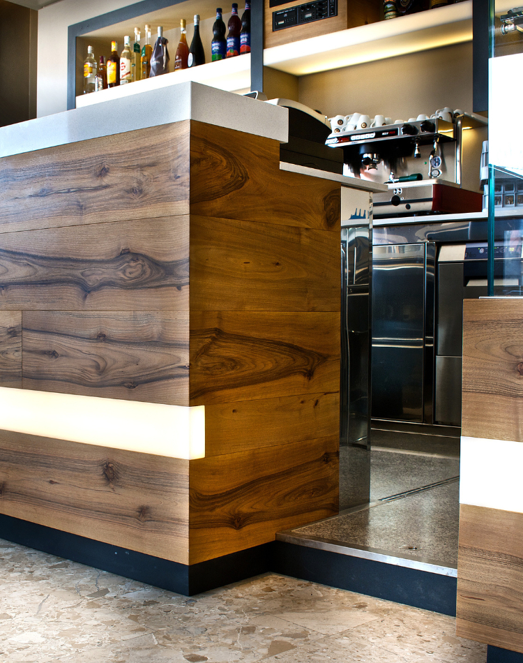 bancone bar in legno con illuminazione al led integrata