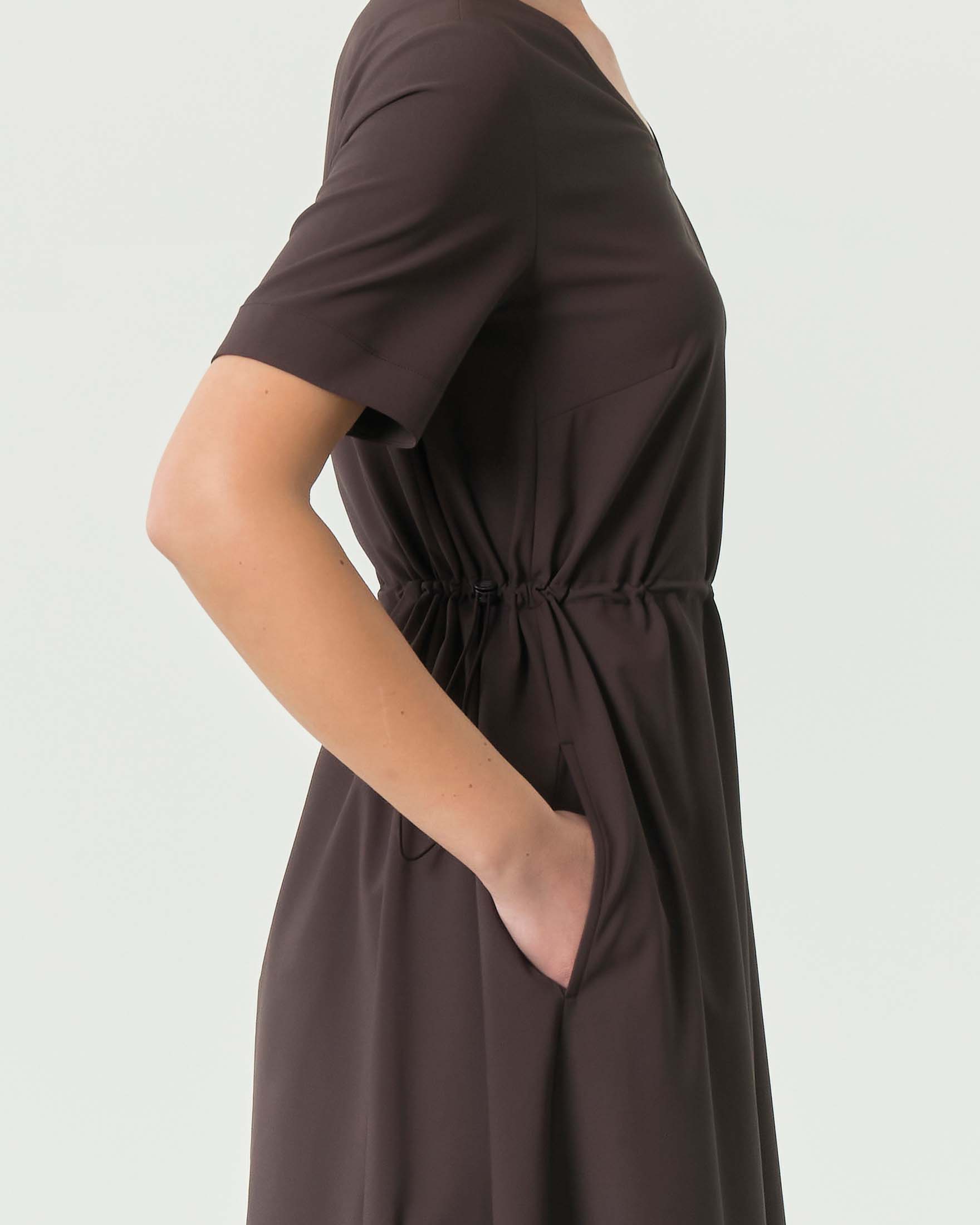 Abito midi marrone Duno in tessuto tecnico con coulisse in vita regolabile image