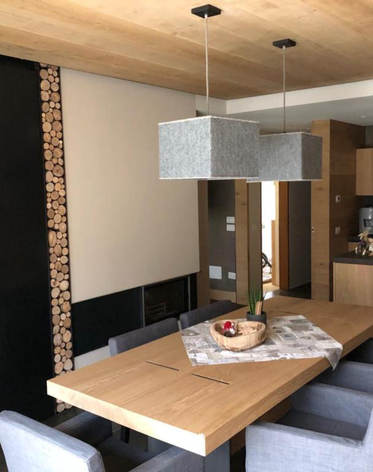 cucina con soffitto in legno di rovere antico e tavolo in legno su misura