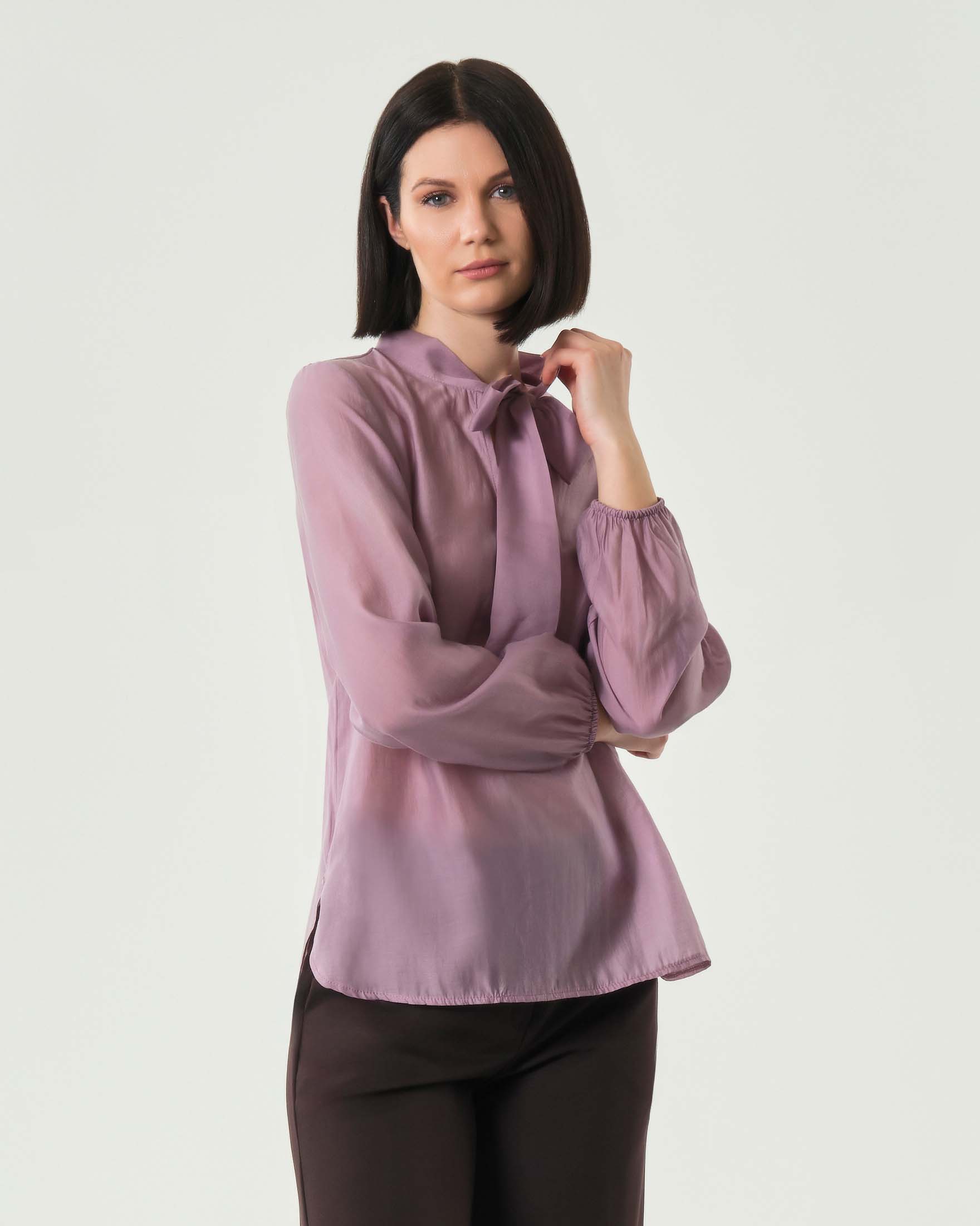 Camicia color ciclamino con maniche ampie e fiocco al collo