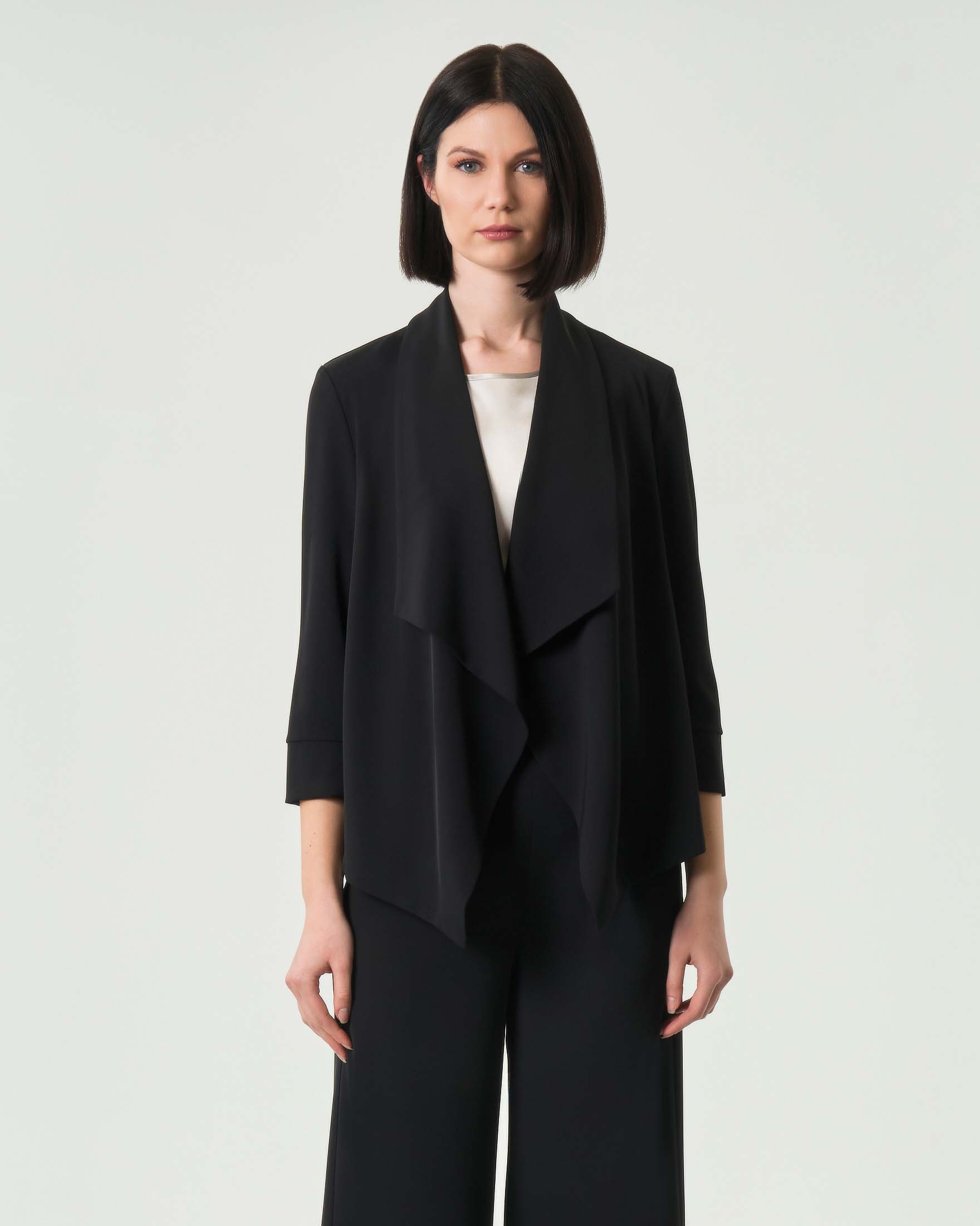 Blazer nero Hlo! in crêpe con scollo sciallato e maniche tre quarti