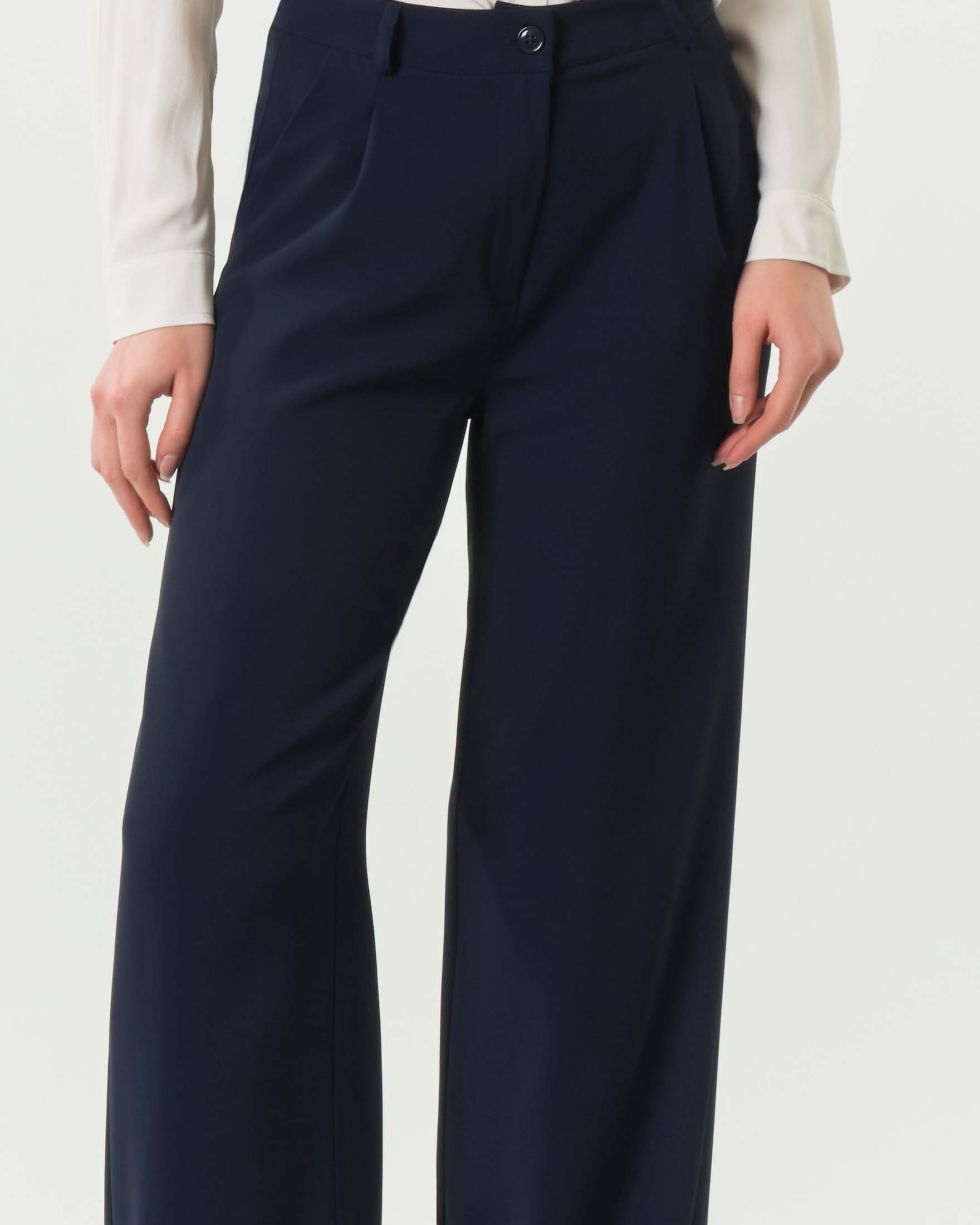 Pantaloni blu Hlo! in crèpe effetto fluido con pinces in vita image