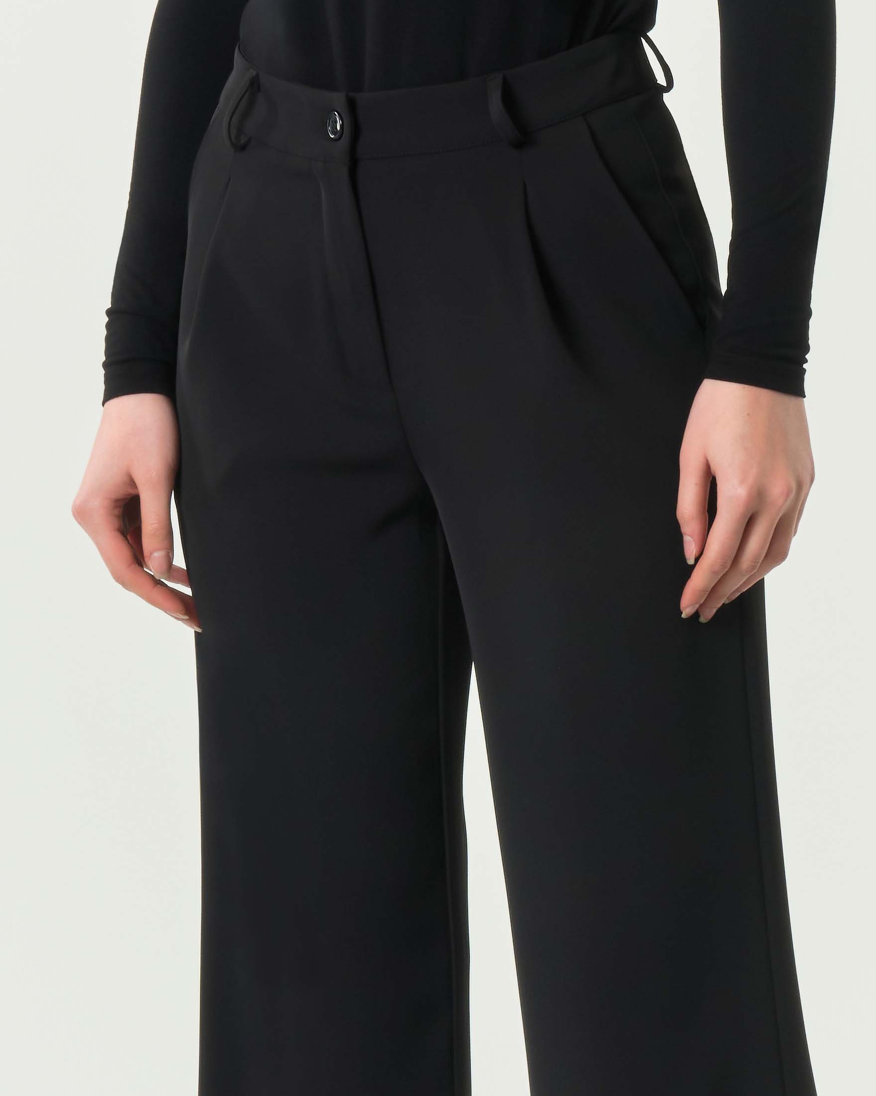 Pantaloni neri Hlo! in crèpe effetto fluido con pinces in vita image