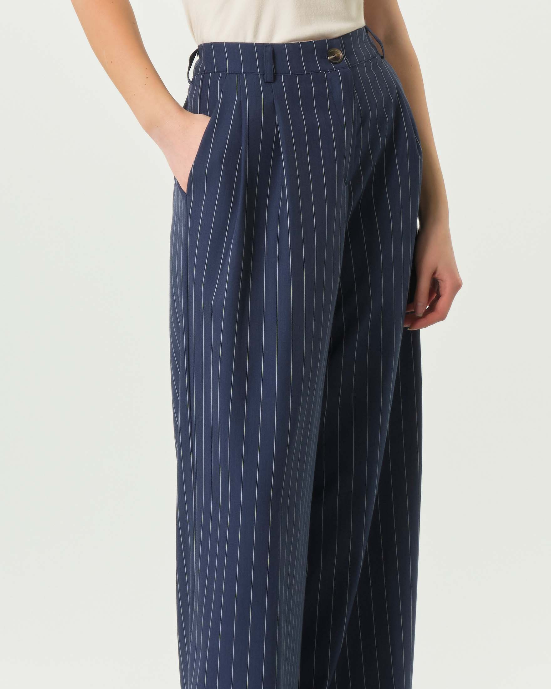 Pantaloni blu gessati Hlo!a palazzo in tela di viscosa elasticizzata con pinces in vita image